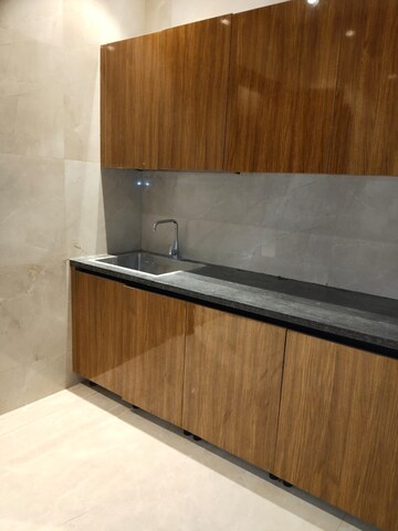 Furnished Amenities in 4 BHK Apartment at South Delhi – for Rent