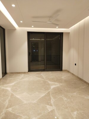 Room in 4 BHK Apartment at South Delhi – for Rent