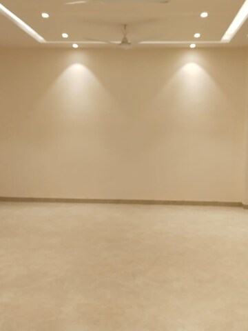 Room in 4 BHK Apartment at South Delhi – for Rent