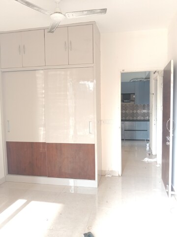 Room in 2 BHK Apartment at Signature Global Prime, Sector 63a – for Rent