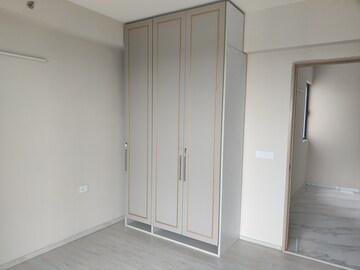 Room in 3 BHK Apartment at Smart World Orchard, Sector 61 – for Rent