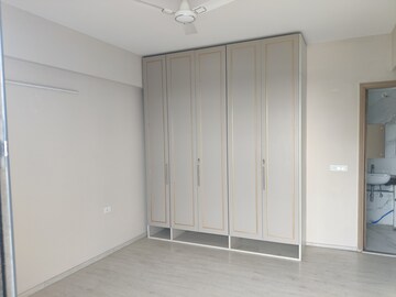 Room in 3 BHK Apartment at Smart World Orchard, Sector 61 – for Rent