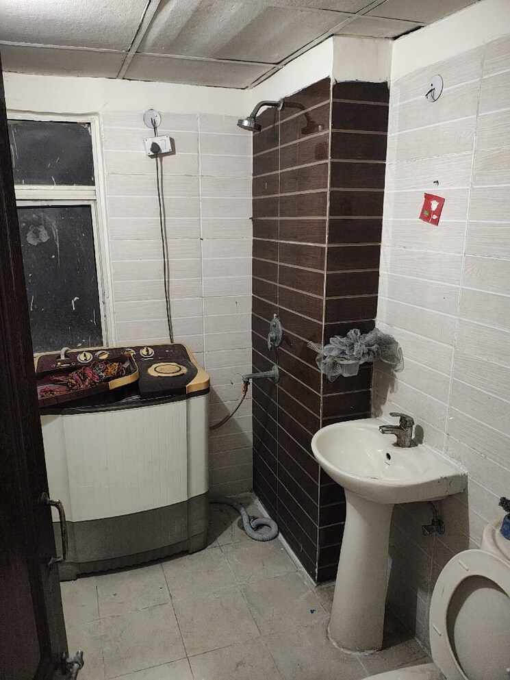 Bathroom, amrapali-zodiac 2 Bedroom 950 Sq.Ft. Apartment In Sector 120 Noida 9521964