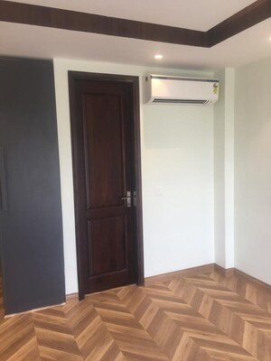 Room in 3 BHK Apartment at DLF The Crest, Sector 54 – for Rent