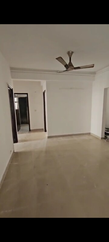 Room in 3 BHK Apartment at Mahagun Mahagunpuram II, Lal Kuan – for Sale