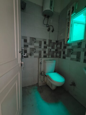 Bathroom in 6+ BHK Independent House at Shalimar Bagh – for Sale