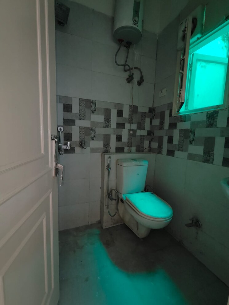 Bathroom, shalimar bagh 6+ Bedroom 1000 Sq.Ft. Independent House In Shalimar Bagh Delhi 9522057