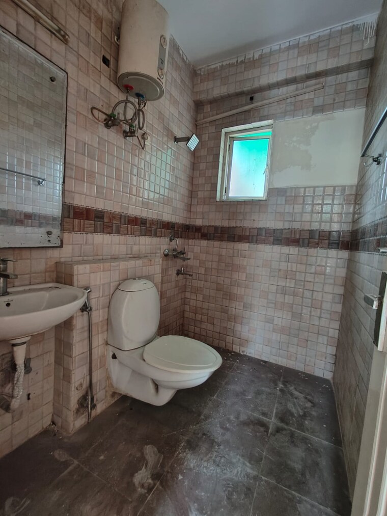 Bathroom, shalimar bagh 6+ Bedroom 1000 Sq.Ft. Independent House In Shalimar Bagh Delhi 9522057