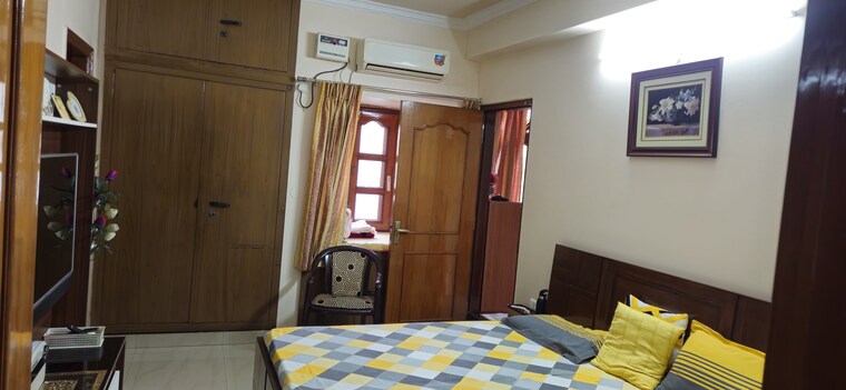 Bedroom, shalimar bagh 6+ Bedroom 1000 Sq.Ft. Independent House In Shalimar Bagh Delhi 9522057