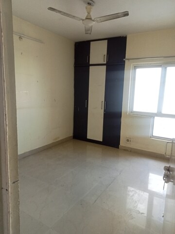 Room in 3.5 BHK Apartment at Rapti Apartment, Gomti Nagar – for Rent