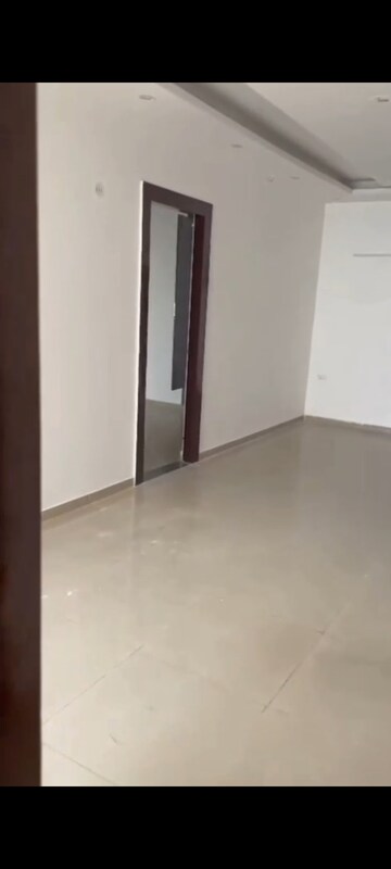 Room in 3 BHK Apartment at Land Craft Golf Links Apartment Phase 2, Pandav Nagar – for Sale