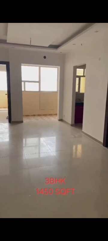 Room in 3 BHK Apartment at Land Craft Golf Links Apartment Phase 2, Pandav Nagar – for Sale