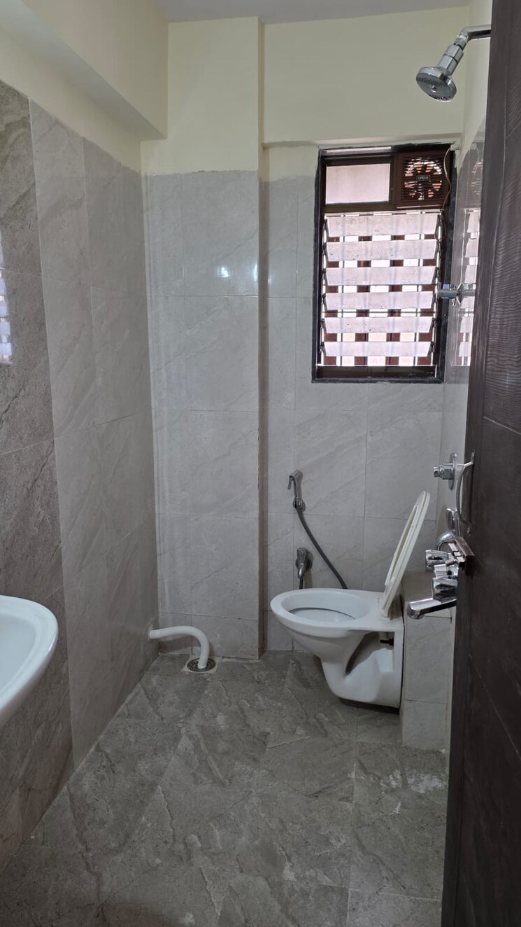 Bathroom, everest-country-side 1.5 Bedroom 750 Sq.Ft. Apartment In Kasarvadavali Thane 9522177