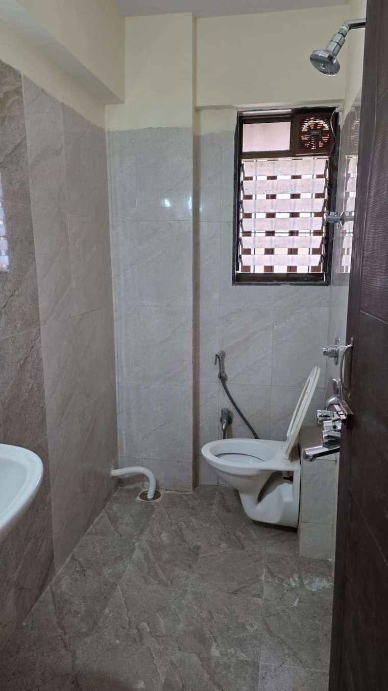 Bathroom, everest-country-side 1.5 Bedroom 750 Sq.Ft. Apartment In Kasarvadavali Thane 9522177