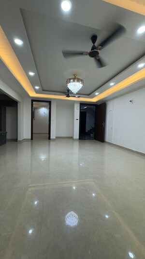 Room in 3 BHK Builder Floor at Chattarpur – for Rent