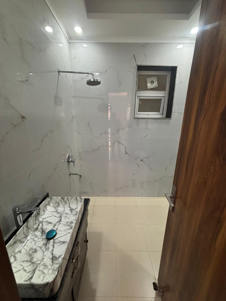 Bathroom, south city 1 4 Bedroom 400 Sq.Yd. Builder Floor In South City 1 Gurgaon 9522256