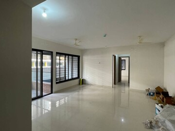 Room in 3.5 BHK Apartment at Amanora Neo Towers, Hadapsar – for Sale