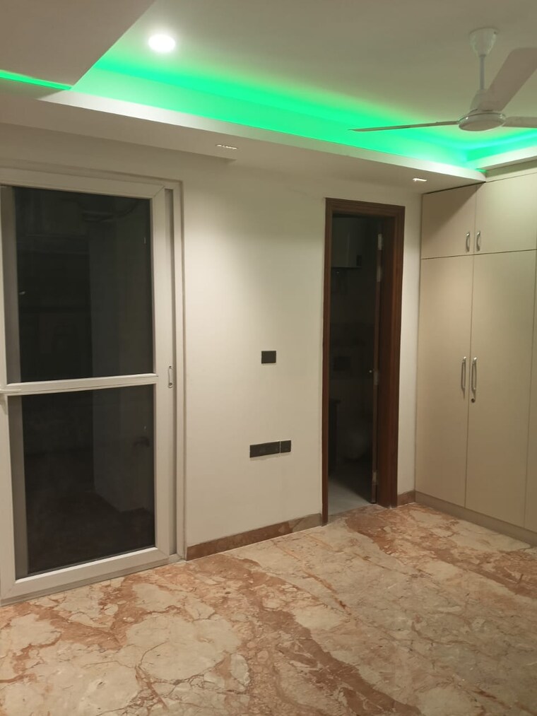 Room, sushant lok i 3 Bedroom 300 Sq.Yd. Builder Floor In Sushant Lok I Gurgaon 9522283