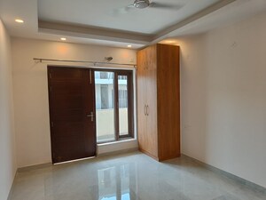 Room in 3 BHK Builder Floor at Sector 52 – for Rent