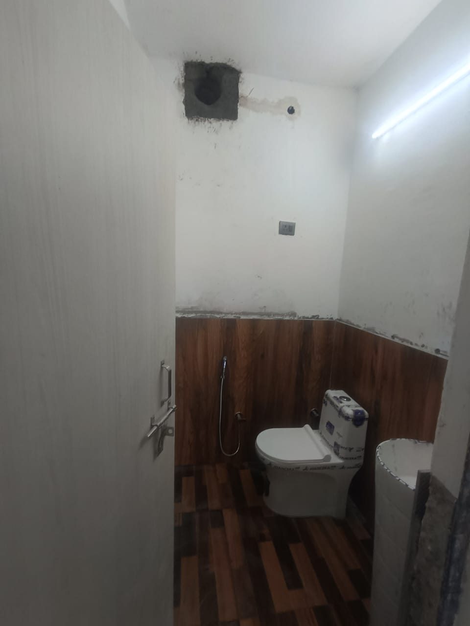 6 BHK + Servant Room Villa For Rent in RWA Apartments Sector 70