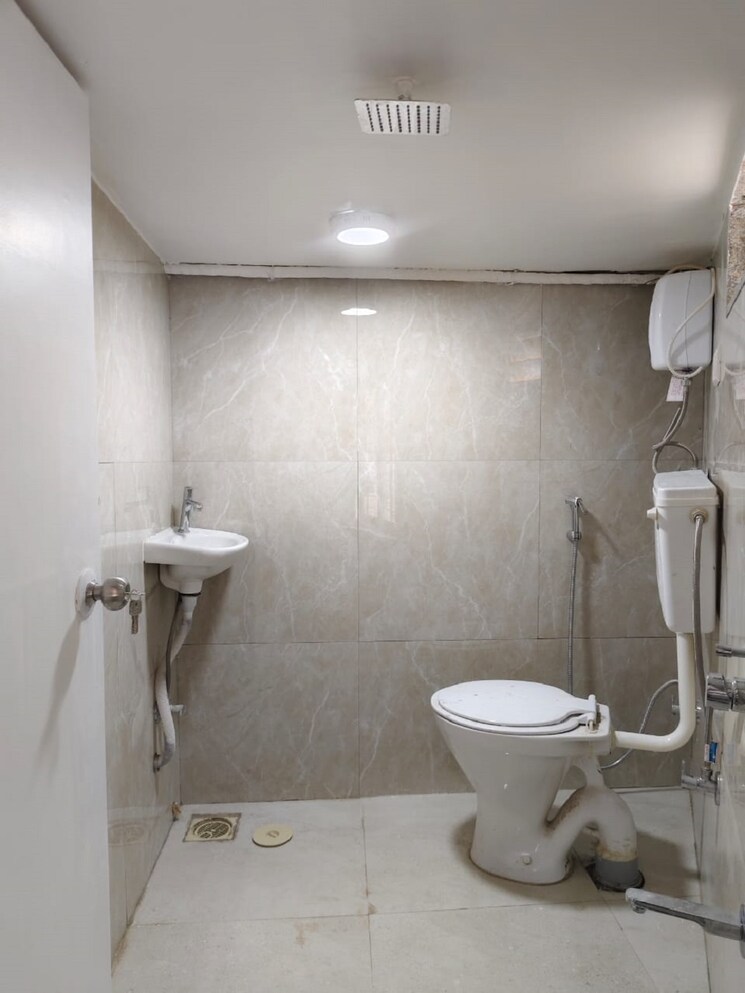 Bathroom, bandra west 2 Bedroom 700 Sq.Ft. Apartment In Bandra West Mumbai 9522473
