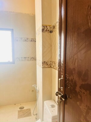 Bathroom in 6 BHK Independent House at Gomti Nagar – for Rent