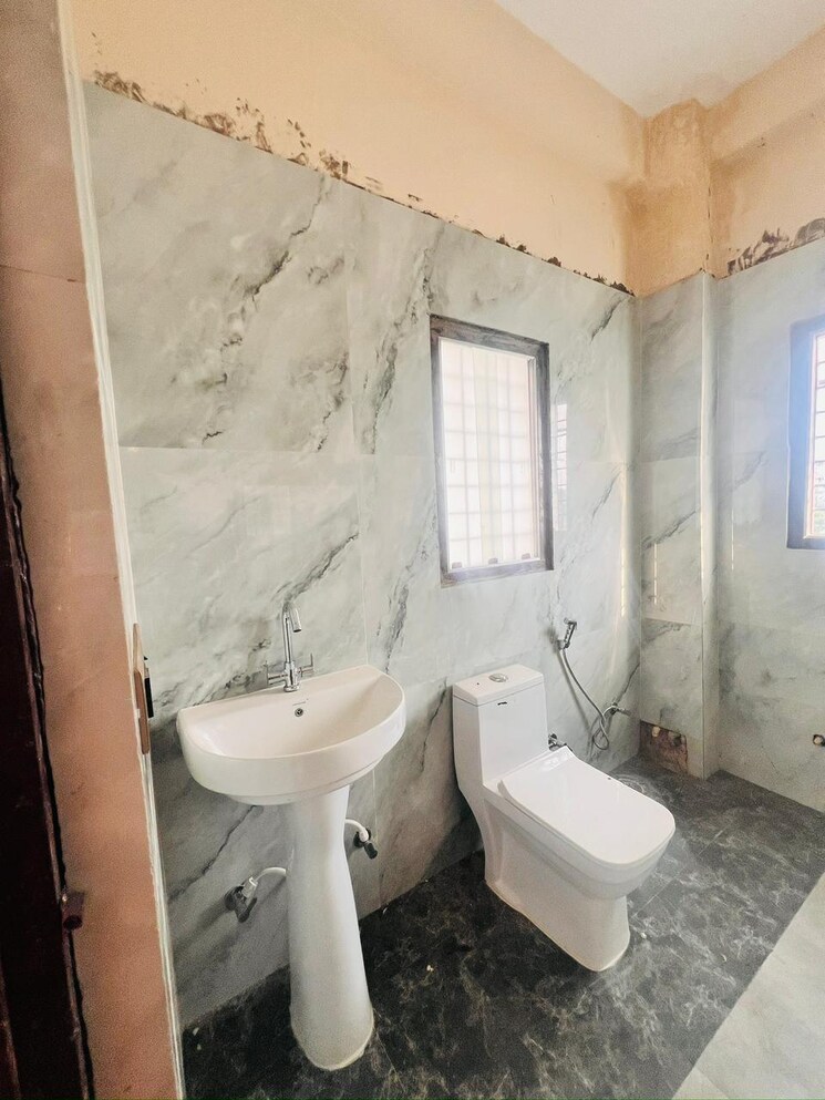 Bathroom, gomti nagar 6 Bedroom 3500 Sq.Ft. Independent House In Gomti Nagar Lucknow 9522685
