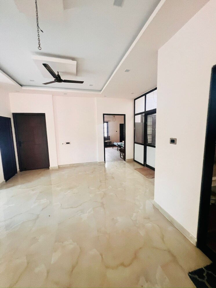 Room, gomti nagar 6 Bedroom 3500 Sq.Ft. Independent House In Gomti Nagar Lucknow 9522685