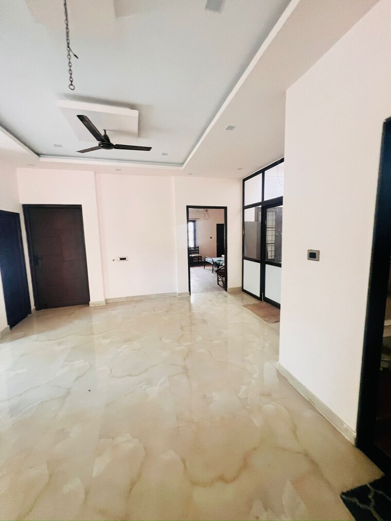 Room, gomti nagar 6 Bedroom 3500 Sq.Ft. Independent House In Gomti Nagar Lucknow 9522685