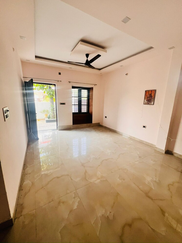 Room, gomti nagar 6 Bedroom 3500 Sq.Ft. Independent House In Gomti Nagar Lucknow 9522685