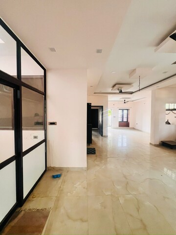 Room in 6 BHK Independent House at Gomti Nagar – for Rent