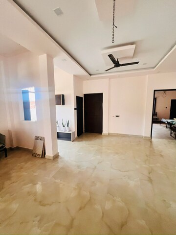 Room in 6 BHK Independent House at Gomti Nagar – for Rent