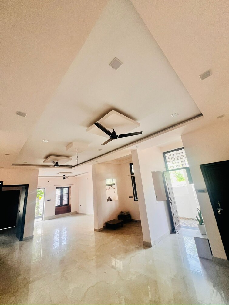 Cover Image, gomti nagar 6 Bedroom 3500 Sq.Ft. Independent House In Gomti Nagar Lucknow 9522685