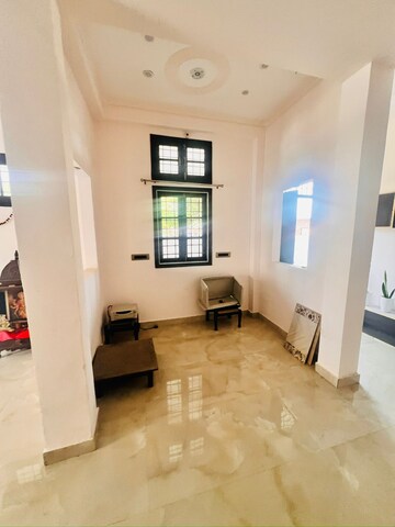 Parking in 6 BHK Independent House at Gomti Nagar – for Rent