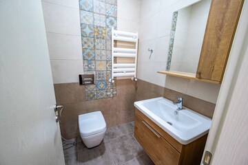 Bathroom in 2 BHK Builder Floor at Unitech Arcadia, South City 2 – for Rent