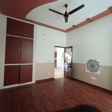 Room in 1 BHK Builder Floor at Sector 9 – for Rent