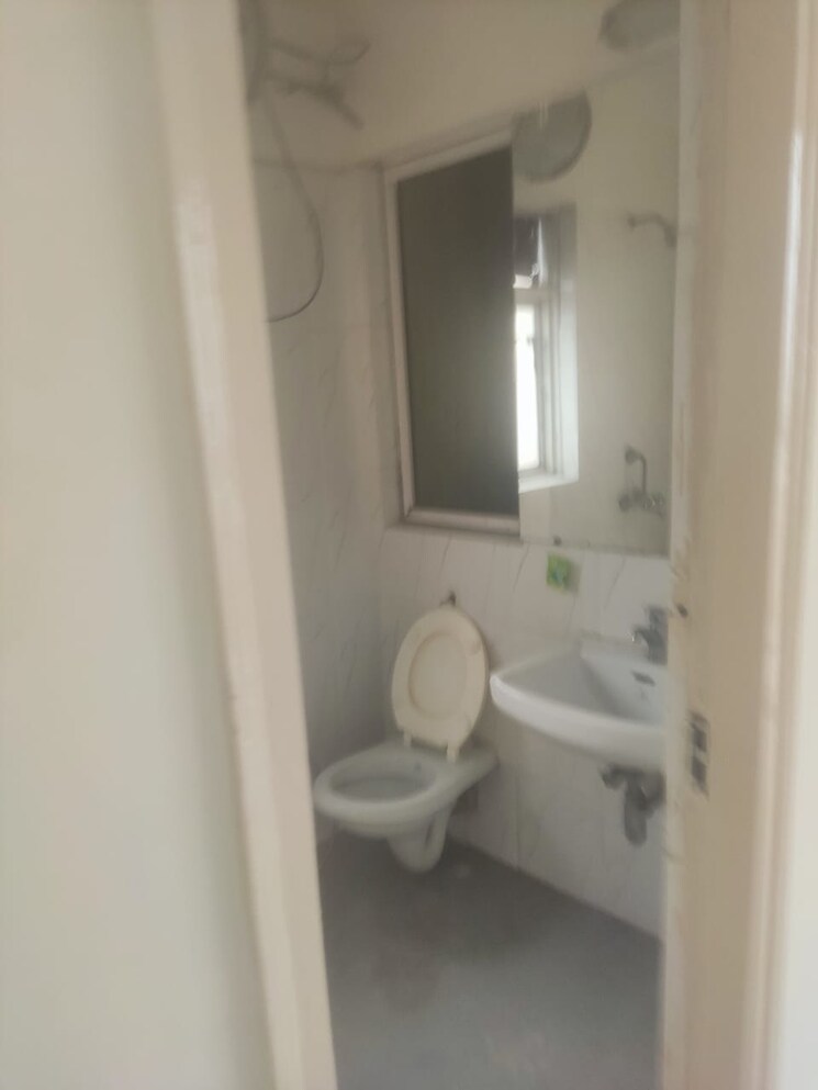 Bathroom, dlf-regency-park-i 2 Bedroom 1150 Sq.Ft. Apartment In Dlf Phase iv Gurgaon 9522841