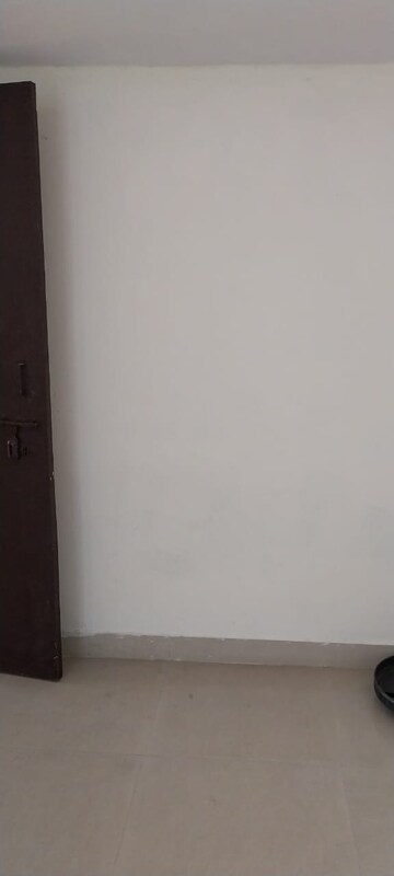 Room in 1.5 BHK Apartment at Sector 10 Greater Noida – for Rent