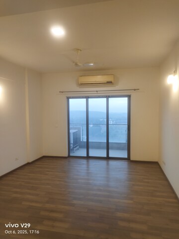 Room in 4 BHK Penthouse at Itc Silverglades Laburnum, Sector 28 – for Rent