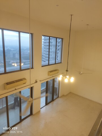 Room in 4 BHK Penthouse at Itc Silverglades Laburnum, Sector 28 – for Rent