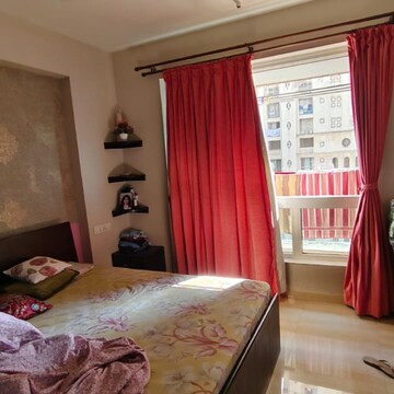 Bedroom in 2.5 BHK Apartment at Hiranandani Paloma, Hiranandani Estate – for Rent