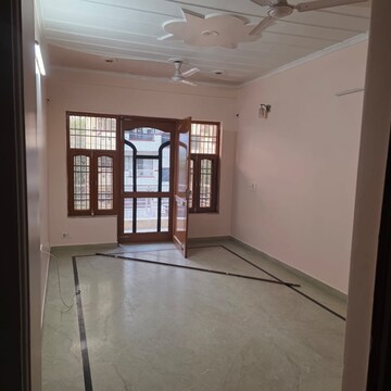 Room in 3 BHK Builder Floor at Uppal Southend, Sector 49 – for Rent