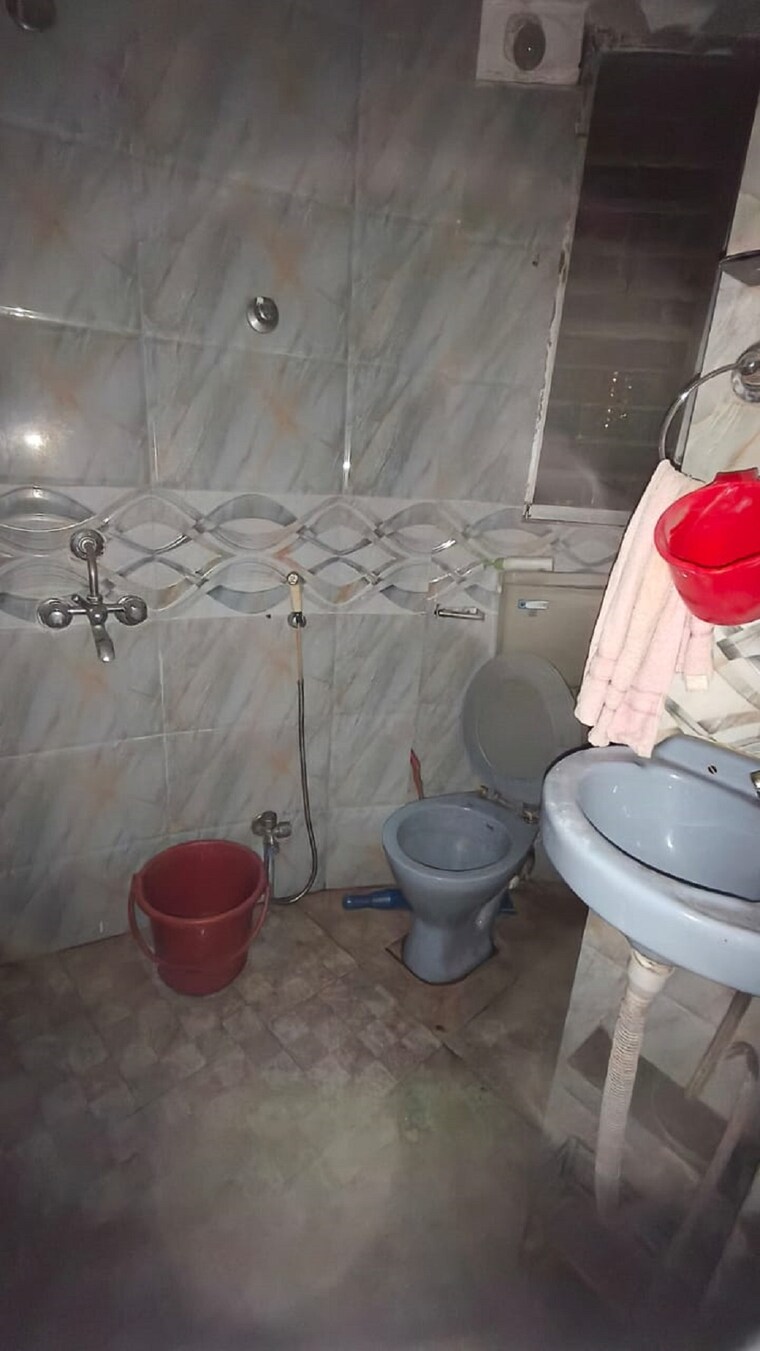 Bathroom, bandra west 1 Bedroom 500 Sq.Ft. Apartment In Bandra West Mumbai 9523297