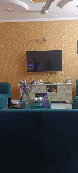 Furnished Amenities in 3 BHK Builder Floor at East Of Kailash – for Rent