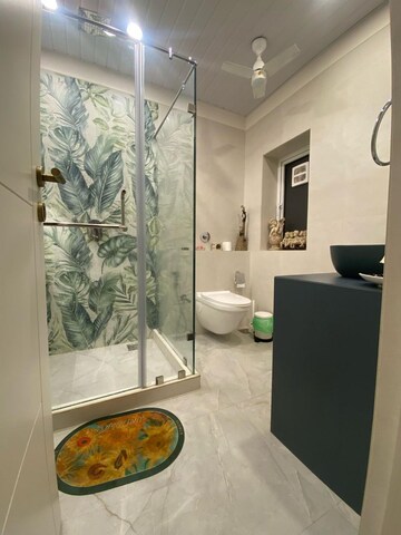 Team Area in 4 BHK Villa at Khar West – for Sale