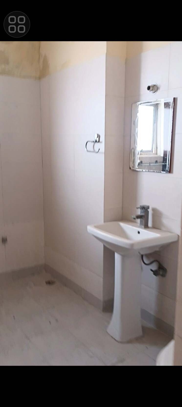 Bathroom, amrapali-vaishali 2 Bedroom 1400 Sq.Ft. Apartment In Vaishali Sector 3 Ghaziabad 9523706