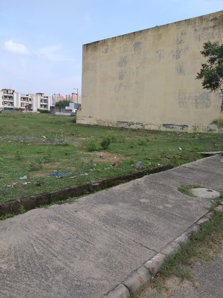 Garden, sector 78  387 Sq.Yd. Plot In Sector 78 Faridabad 9523705