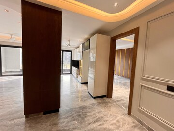 Room in 4 BHK Builder Floor at Unitech Escape, Sector 50 – for Sale