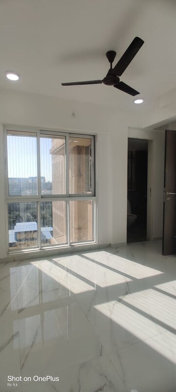 Room in 2 BHK Apartment at Nahar Amaryllis Towers and Plaza, Chandivali – for Rent