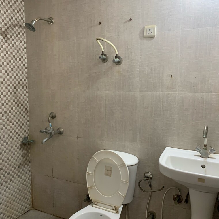 Bathroom, aditya-urban-homes 2 Bedroom 840 Sq.Ft. Apartment In Shahpur Bamheta Ghaziabad 9524881